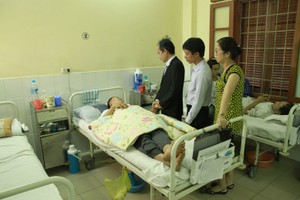 Ông Lê Quang Lân, Quyền Giám đốc PTI Hải Phòng đến thăm hỏi và động viên hành khách đang điều trị tại bệnh viện Hải Phòng