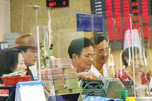 HSBC: Nợ xấu kìm hãm tăng trưởng tín dụng