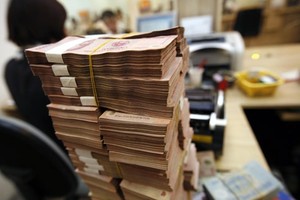Hạ lãi suất... cho vui!