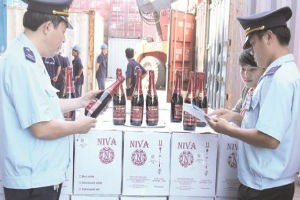 Cán bộ Chi cục Hải quan Cảng Sài Gòn KV I kiểm tra rượu ngoại nhập khẩu.