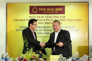 Chủ tịch HSG Lê Phước Vũ và đại diện CFC - ANCORP trong lễ ký kết tài trợ tôn cho người dân Philippines