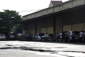 Dàn xế hộp của các ngân hàng đến xiết nợ. Ảnh: Vnexpress