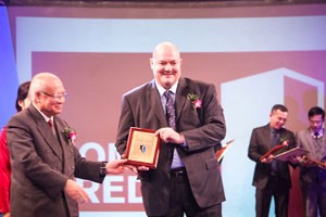 Ông Bruce Butler, Giám đốc điều hành Home Credit nhận chứng nhận dịch vụ uy tín 2013