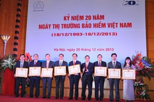 Thứ trưởng Trần Xuân Hà trao tặng Bằng khen của Bộ trưởng Bộ Tài chính cho các DN bảo hiểm