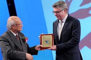 Ông Stephen Clark, Tổng giám đốc AIA Việt Nam nhận danh hiệu từ Ban tổ chức