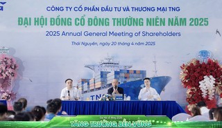 Ông Nguyễn Văn Thời (giữa) và ông Nguyễn Đức Mạnh (trái) ngồi đoàn chủ tọa tại ĐHCĐ thường niên 2025 của TNG