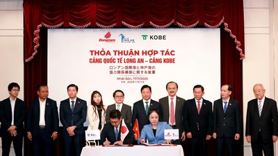 Bà Nguyễn Thụy Quỳnh Hương - Tổng giám đốc CTCP Quản lý & Khai thác Cảng Quốc tế Long An và ông Tomohisa Izumi - Phó tổng giám đốc Cảng Kobe ký kết MOU