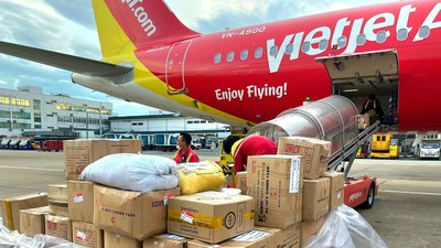 Hàng trăm thùng hàng cứu trợ của người dân cả nước được Vietjet vận chuyển đến vùng bão lũ những ngày qua.