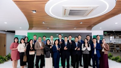 Khách mời và đại diện UPSC chụp hình lưu niệm tại sự kiện Dealmakers Forum 2025.