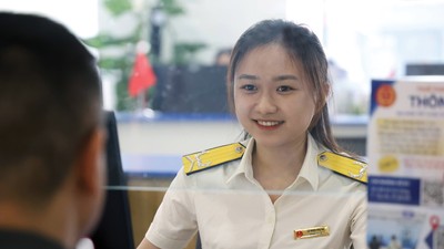 Cán bộ thuế tư vấn, tuyên truyền về chính sách thuế mới cho hộ kinh doanh.