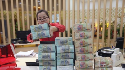 Ngân hàng đẩy mạnh cho vay nhằm đáp ứng cầu vốn tăng cao dịp kinh doanh cao điểm cuối năm.