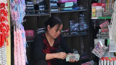 Hộ kinh doanh có nhiều lo lắng vì hộ khoán đang trong “vùng an toàn” phải chuyển sang kê khai. Ảnh Hoàng Anh.