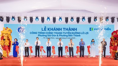 Lãnh đạo TP.HCM và các sở ngành, đại diện công ty Khang Điền thực hiện nghi thức cắt băng khánh thành công trình chỉnh trang tuyến đường Lê Lợi.