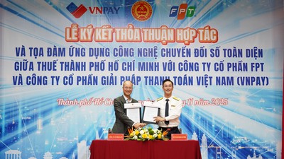 Ông Nguyễn Thế Phương - Phó Tập đoàn Tổng Giám đốc FPT (bên trái) và Ông Đoàn Minh Dũng (bên phải) Trưởng Thuế TP.HCM kí kết thỏa thuận hợp tác.