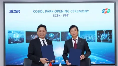 Tiến sĩ Trương Gia Bình - Chủ tịch HĐQT Tập đoàn FPT và ông Takaaki Toma - Giám đốc điều hành kiêm Chủ tịch SCSK tại Lễ thành lập COBOL PARK.