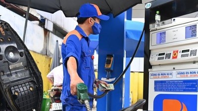Giá xăng tăng khoảng 300 đồng/lít từ chiều 29/2