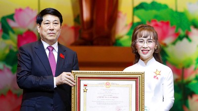 Chủ tịch nước Lương Cường trao danh hiệu Anh Hùng Lao Động cho Tiến sĩ Nguyễn Thị Phương Thảo - Chủ tịch HĐQT Vietjet Air
