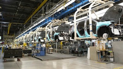 Các nhà sản xuất ô tô toàn cầu chuẩn bị cắt giảm sản lượng do thiếu chip