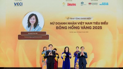 Phó Thủ tướng Chính phủ Mai Văn Chính và Chủ tịch VCCI Phạm Tấn Công trao danh hiệu Bông hồng vàng cho nữ doanh nhân Ngô Thu Hà - Tổng giám đốc SHB