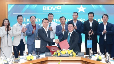 Ông Nguyễn Phúc Long (Chủ tịch Câu lạc bộ Sao Vàng đất Việt) và ông Đoàn Việt Nam (Phó Tổng Giám đốc BIDV) đại diện hai đơn vị ký kết thỏa thuận hợp tác