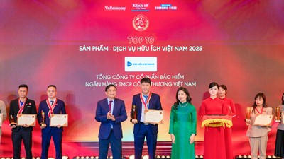 Đại diện Lãnh đạo Bảo hiểm VietinBank (VBI) nhận bằng khen và cúp của Ban tổ chức