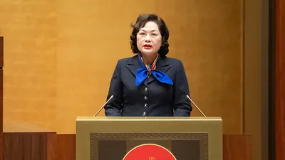 Thống đốc NHNN Nguyễn Thị Hồng trình bày báo cáo tiếp thu, giải trình ý kiến của Ủy ban Thường vụ Quốc hội về dự án Luật Bảo hiểm tiền gửi sáng 10/12.