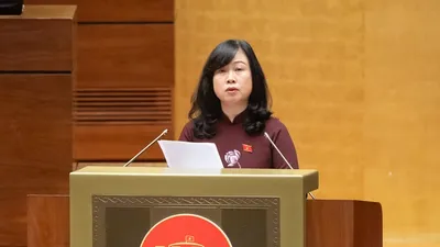 Bộ trưởng Bộ Y tế Đào Hồng Lan thay mặt Chính phủ trình bày Báo cáo tiếp thu, giải trình và chỉnh lý đối với dự thảo Nghị quyết sáng 11/12