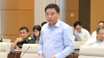 Bộ trưởng Bộ Tài chính Nguyễn Văn Thắng báo cáo tại phiên họp.