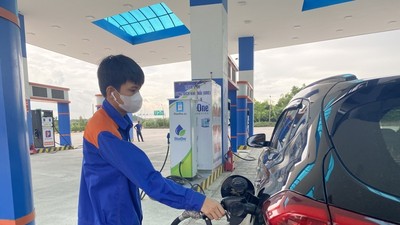 Sau khi tăng thêm 235 đồng/lít, giá bán lẻ mỗi lít xăng RON95 vượt 20.000 đồng từ 15 giờ chiều nay. 