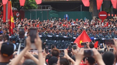 Hình ảnh hàng vạn người dân cổ vũ, chào mừng các khối tổng duyệt