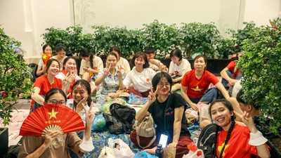 Xuyên đêm xếp hàng đợi xem tổng duyệt diễu binh, diễu hành