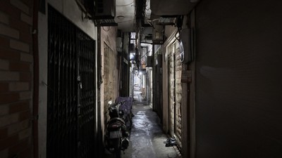 Hà Nội: Những căn nhà không thấy bóng mặt trời nhưng vẫn có giá tiền tỷ