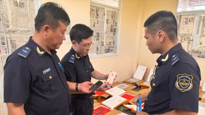 Siết chặt quá cảnh, Hải quan bắt gần 5.000 điện thoại và 2.500 đôi giày giả mạo
