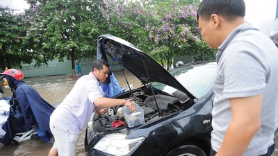 Mưa lớn sau bão số 10 và 11 khiến hàng loạt khu vực bị ngập sâu, hàng nghìn ô tô bị thủy kích