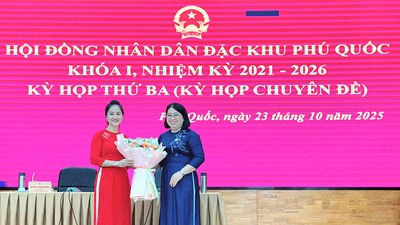 Bà Đặng Thị Hồng Gấm, Phó Bí thư Thường trực Đảng ủy, Chủ tịch HĐND đặc khu Phú Quốc (bên phải) tặng hoa chúc mừng bà Nguyễn Thị Kim Loan.