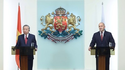 Tổng Bí thư Tô Lâm và Tổng thống Cộng hòa Bulgaria Rumen Radev chủ trì buổi gặp gỡ báo chí thông báo kết quả hội đàm. (Ảnh: Thống Nhất/TTXVN).