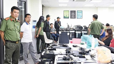Khám xét thu giữ nhiều tang vật vụ lừa đảo tiền ảo do Nguyễn Văn Hạ cầm đầu.