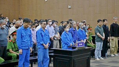 Xét xử nhiều cựu lãnh đạo trong vụ mang hàng triệu USD đi đánh bạc