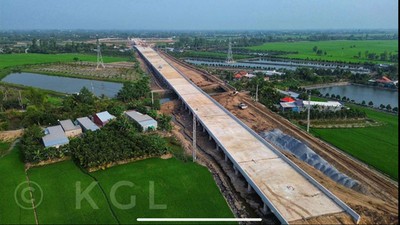 Các nhà thầu đang đẩy nhanh tiến độ Dự án cao tốc Cao Lãnh- An Hữu. Ảnh: Cổng TTĐT Đồng Tháp.