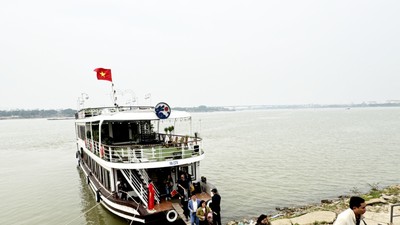 Hà Nội đang nỗ lực đánh thức tiềm năng, từng bước hình thành các tuyến du lịch đường thủy. Ảnh: Hạnh Phúc.
