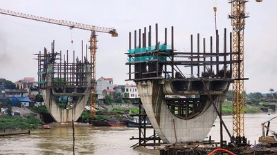 Dự án cầu Đuống mới thi công được hai trụ dưới lòng sông do vướng mắc mặt bằng hai đầu. (Ảnh: Việt Hùng/Vietnam+)