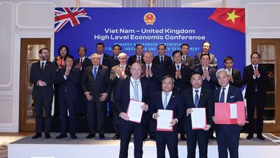 Ông Trần Minh Sơn, Phó Chủ tịch thường trực Hội đồng Quản trị Sun Group, đại diện Sun PhuQuoc Airways kí biên bản ghi nhớ hợp tác với đối tác