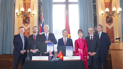 Tổng Giám đốc Vietjet Đinh Việt Phương (giữa, phải) và Tổng Giám đốc Airbus Commercial Christian Scherer ký kết hợp đồng đặt mua 100 tàu bay A321neo tại Bộ ngoại giao Anh với sự chứng kiến của Đại sứ Anh tại Việt Nam Iain Frew (thứ 2, trái), Đặc phái viên Thủ tướng Anh Matt Western (thứ 2, phải)