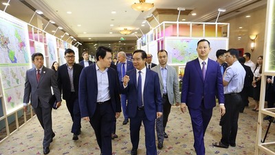 Chủ tịch UBND TP.HCM Nguyễn Văn Được trao đổi với doanh nghiệp bên lề hội nghị - Ảnh: P.Q