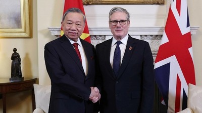 Tổng Bí thư Tô Lâm bắt tay Thủ tướng Anh Keir Starmer. Ảnh: TTXVN.