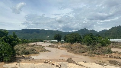 Hiện trường vụ vỡ hồ chứa nước gây thiệt hại nặng cho vùng hạ du xã Tuy Phong, tỉnh Lâm Đồng. 