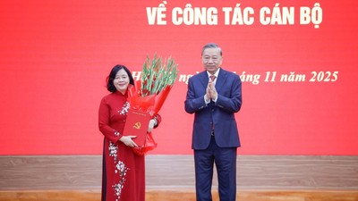 Tổng Bí thư Tô Lâm trao quyết định của Bộ Chính trị tới đồng chí Bùi Thị Minh Hoài.
