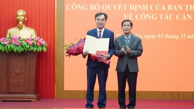 Bí thư Tỉnh ủy Quảng Trị Nguyễn Văn Phương trao quyết định và tặng hoa ông Nguyễn Lương Bình (trái ảnh). Ảnh: Linh Việt