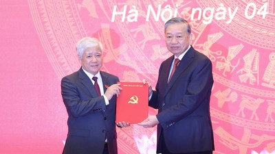 Tổng Bí thư Tô Lâm trao quyết định cho ông Đỗ Văn Chiến - Ảnh: Duy Linh. 