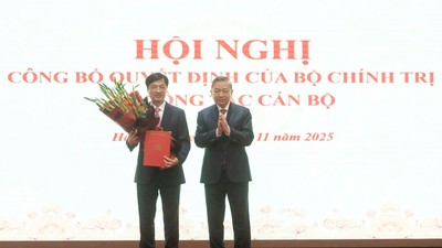 Tổng Bí thư Tô Lâm trao quyết định cho ông Nguyễn Duy Ngọc.